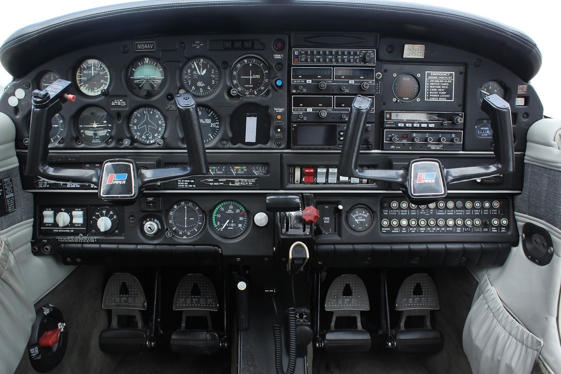 Skyhawk 204BE Cockpit